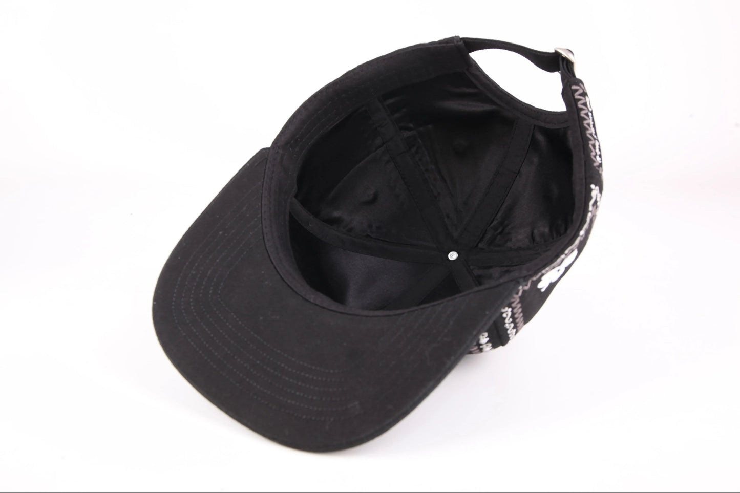 La casquette à fleurs noire