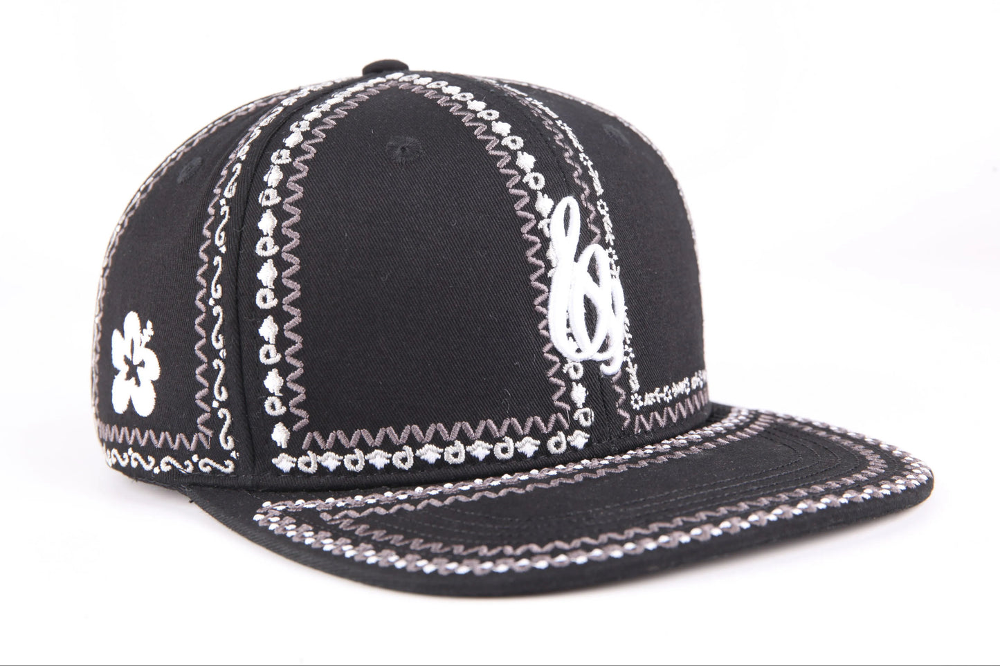 La casquette à fleurs noire