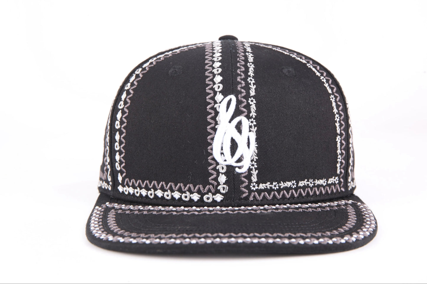 La casquette à fleurs noire