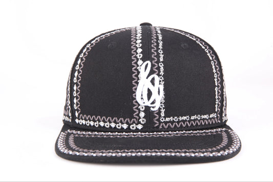 La casquette à fleurs noire